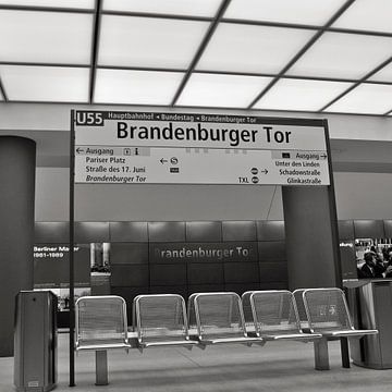 Tube station Brandenburger Tor in Berlin van Silva Wischeropp