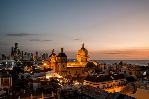 stadsgezicht Cartagena in het avondlicht van Romy Oomen