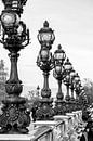 Parijse straatlantaarns Pont Alexandre III Zwart-Wit van Sandra van Kampen thumbnail