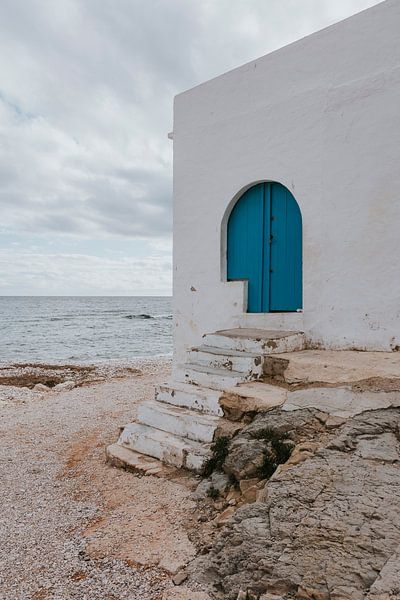 Maisons blanches sur la plage de Cala del Portitxol. Jávea, Espagne par Manon Visser
