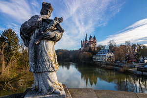 Limburg an der Lahn, von der alten brücke zum Dom mit steinstatue