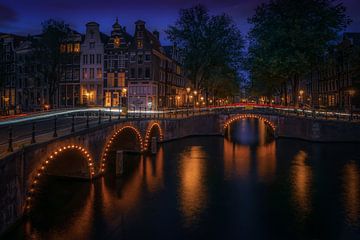 Deux ponts sur le Keizersgracht à l'heure bleue - 01 sur ahafineartimages