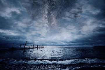 Stormachtige zee bij nacht van Oliver Henze