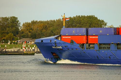 Een containerschip verlaat de haven van scheepskijkerhavenfotografie