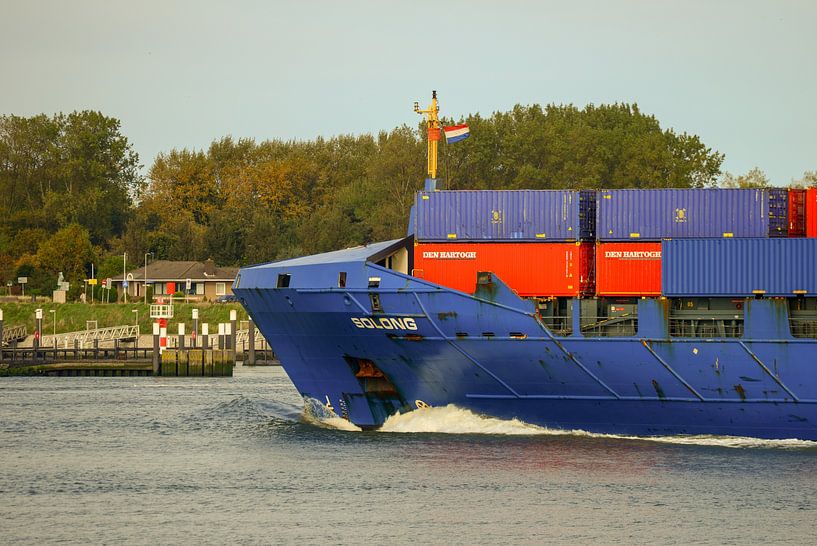 A container ship leaves the port by scheepskijkerhavenfotografie