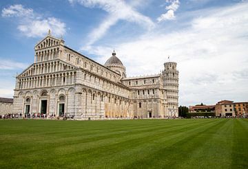 De kathedraal van Pisa staat op het Piazza dei Miracoli