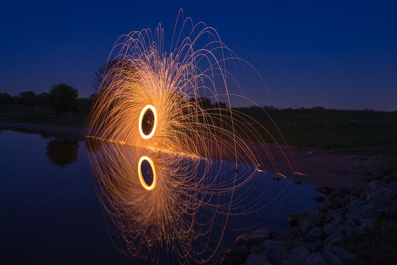 Staalwol in een circel over water.  van Robert Wiggers