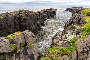 La péninsule de Vatnsnes en Islande est connue pour ses falaises rocheuses robustes le long de la côte est.