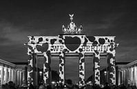 We love Berlin - La porte de Brandebourg Berlin sous une lumière particulière (noir et blanc) par Frank Herrmann Aperçu