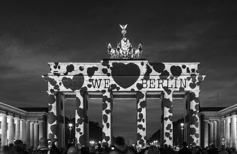 We love Berlin - La porte de Brandebourg Berlin sous une lumière particulière (noir et blanc) par Frank Herrmann