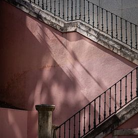 Roze trap in Lissabon van Michiel van den Bos
