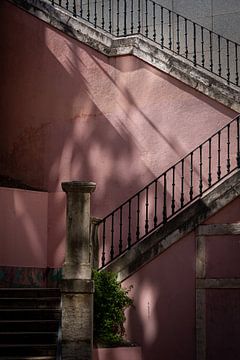 Escalier rose à Lisbonne sur Michiel van den Bos