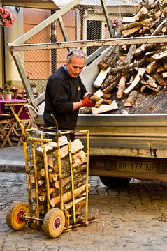 Man met houtblokken Rome van Marieke van der Hoek-Vijfvinkel