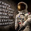 Le premier homme sur la lune avec la combinaison spatiale et le texte. sur Brian Morgan