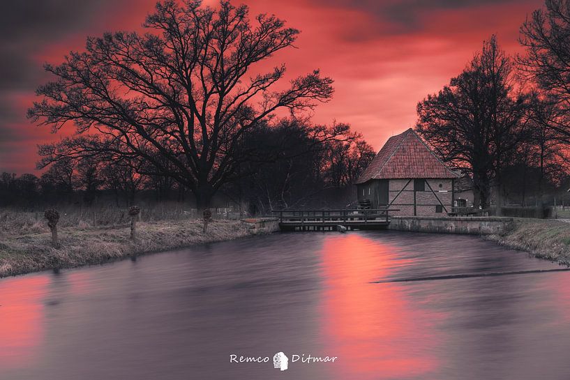 Die bezaubernde Olde Meulen: Die Wassermühle von Oele in atmosphärischer Perspektive von Remco Ditmar