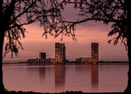 De stad aan het water by Michel Veenstra