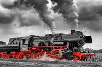 Stoom locomotief in zwart wit en rood