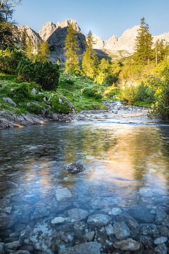 Ochtend in Tirol aan de Seebensee in Ehrwald. Rivier door de vallei in de bergen