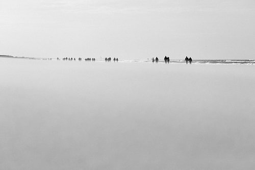 Wandelaars op Strand