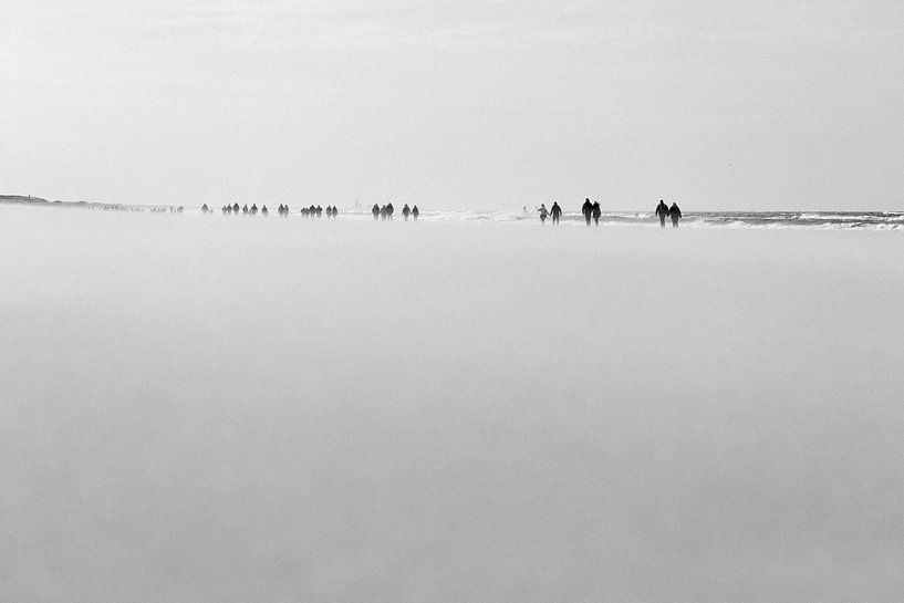 Walkers on the beach Noordwijk by Yanuschka | Fotografie Noordwijk