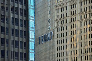 Seite des Trump Towers in Chicago von Karel Frielink
