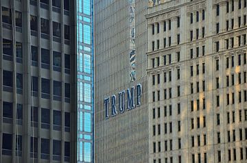 Zijkant van de Trump Toren in Chicago van Karel Frielink