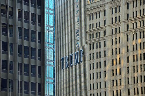 Zijkant van de Trump Toren in Chicago