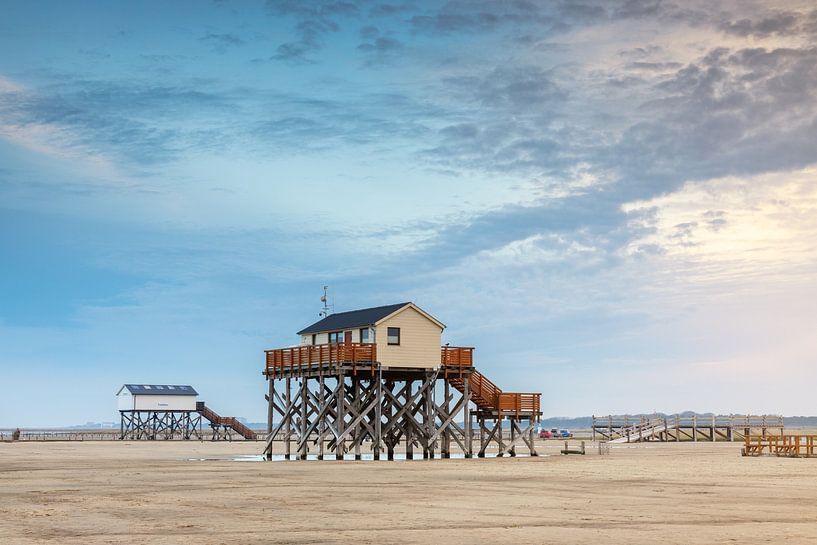 Pfahlbau am Strand der Nordsee von Tilo Grellmann