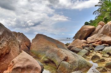 Une plage avec des rochers aux Seychelles sur MPfoto71