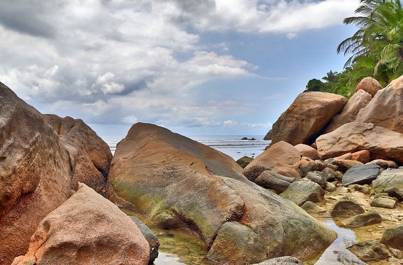 Une plage avec des rochers aux Seychelles par MPfoto71