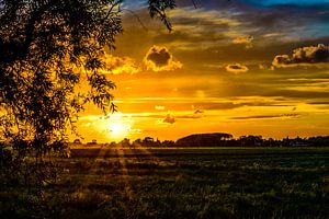 Zonsondergang in Friesland bij Bartlehiem. van Don Fonzarelli