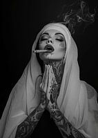 Nonne fumeuse en prière - noir et blanc