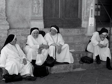 Nonnen in Assisi Italië van Isabelle Val