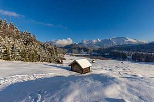 Idyllische Winterlandschaft am Geroldsee in Oberbayern