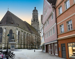 Alte Straße in der Stadt Nördlingen in Bayern mit St. Georg