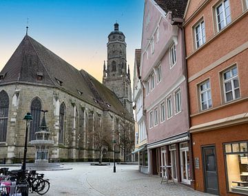 Oude straat in de stad Nördlingen in Beieren met St George van Animaflora PicsStock