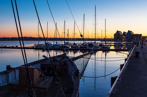 De stadshaven in de vroege ochtend in de Hanzestad Rostock