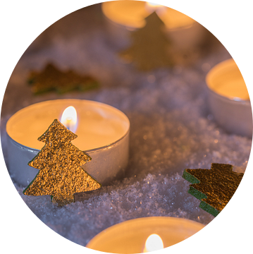Advent en kerstsfeer met kaarsen en gouden kerst van Alex Winter