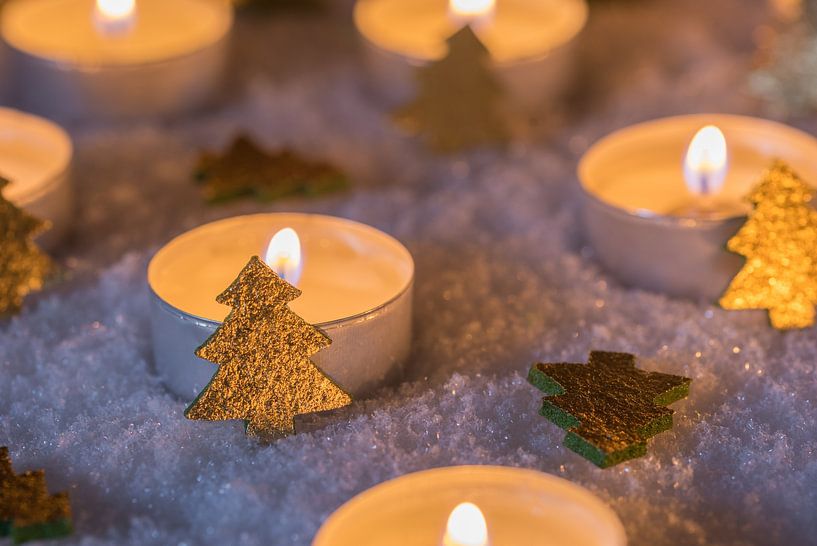 Advent en kerstsfeer met kaarsen en gouden kerst van Alex Winter