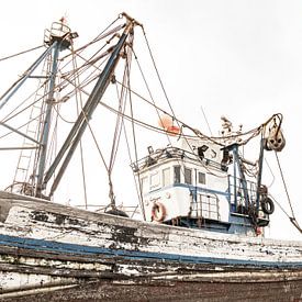 Oude vissersboot in highkey sur Guido Rooseleer