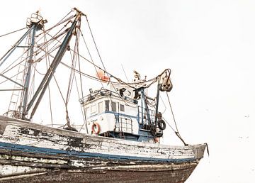 Oude vissersboot in highkey