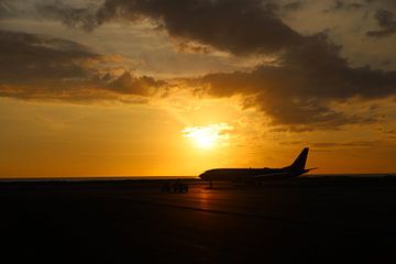 Sonnenuntergang auf dem Flughafen von G. van Dijk