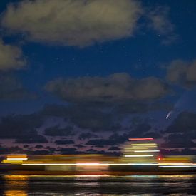 Un bateau solitaire sous les étoiles sur André van der Hoeven