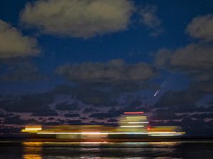 Un bateau solitaire sous les étoiles sur André van der Hoeven