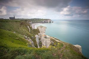 Uitzicht op het kerkje en de krijtrotsen bij Etretat