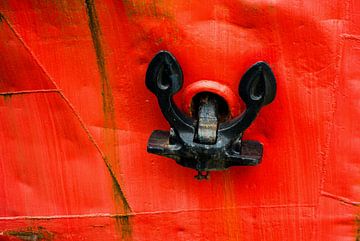 Anker en deuken in een oude scheepsboeg van scheepskijkerhavenfotografie