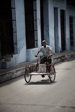 Man op  bakfiets in Sancti Spiritus Cuba van Karel Ham