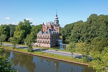 Luftaufnahme des Schlosses Nijenrode an der Vecht in den Niederlanden von Eye on You