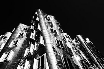 Frank Gehry Bauten in Düsseldorf  Metallfassade monochrom
