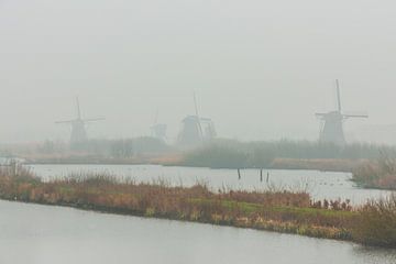 Kinderdijk in de Mist met windmolens. van Brian Morgan
